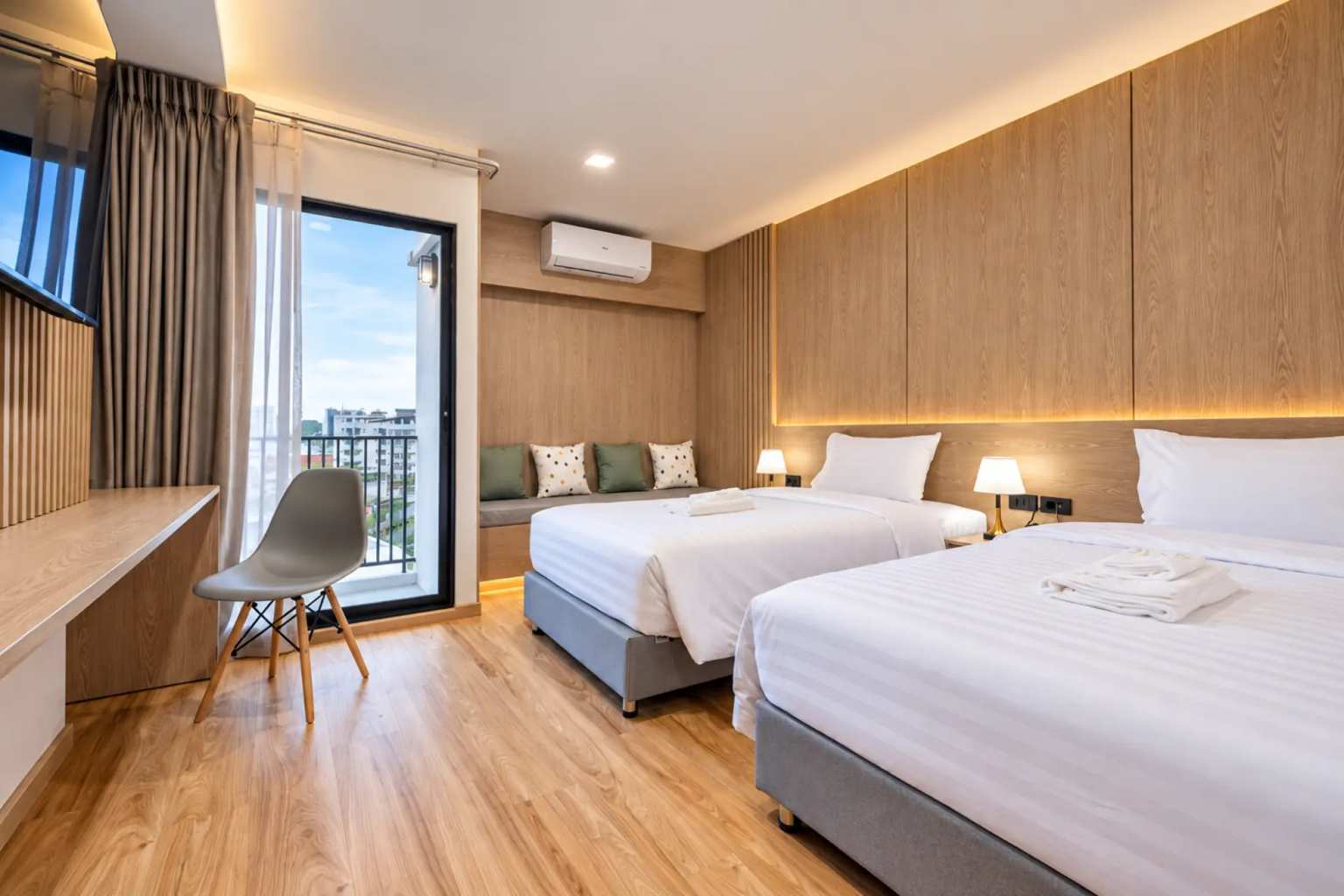 ห้องทวินของ Solyn Hotel พร้อมเตียงเดี่ยว 2 เตียงและระเบียง