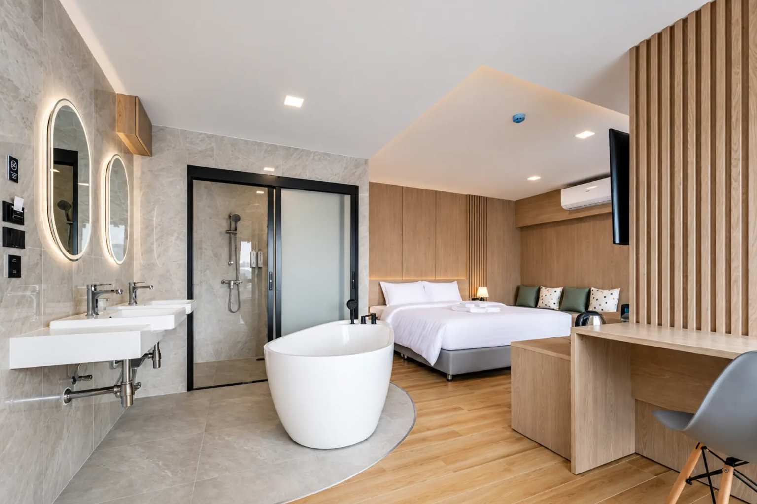 ห้องดีลักซ์คิงสวีทของ Solyn Hotel พร้อมอ่างอาบน้ำแบบตั้งอิสระ